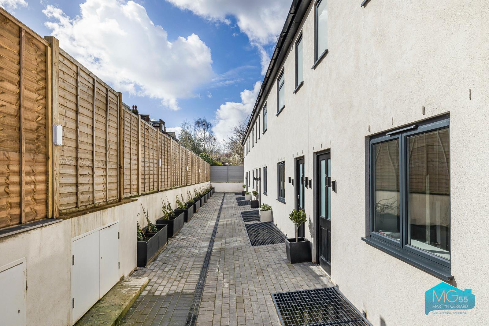 2 bedroom House to rent - Martyn Gerrard