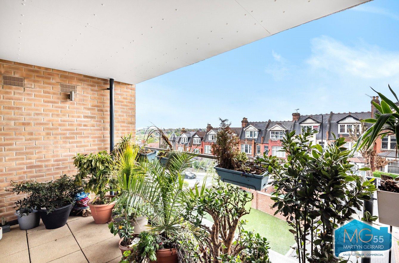 3 bedroom Apartment to rent - Martyn Gerrard