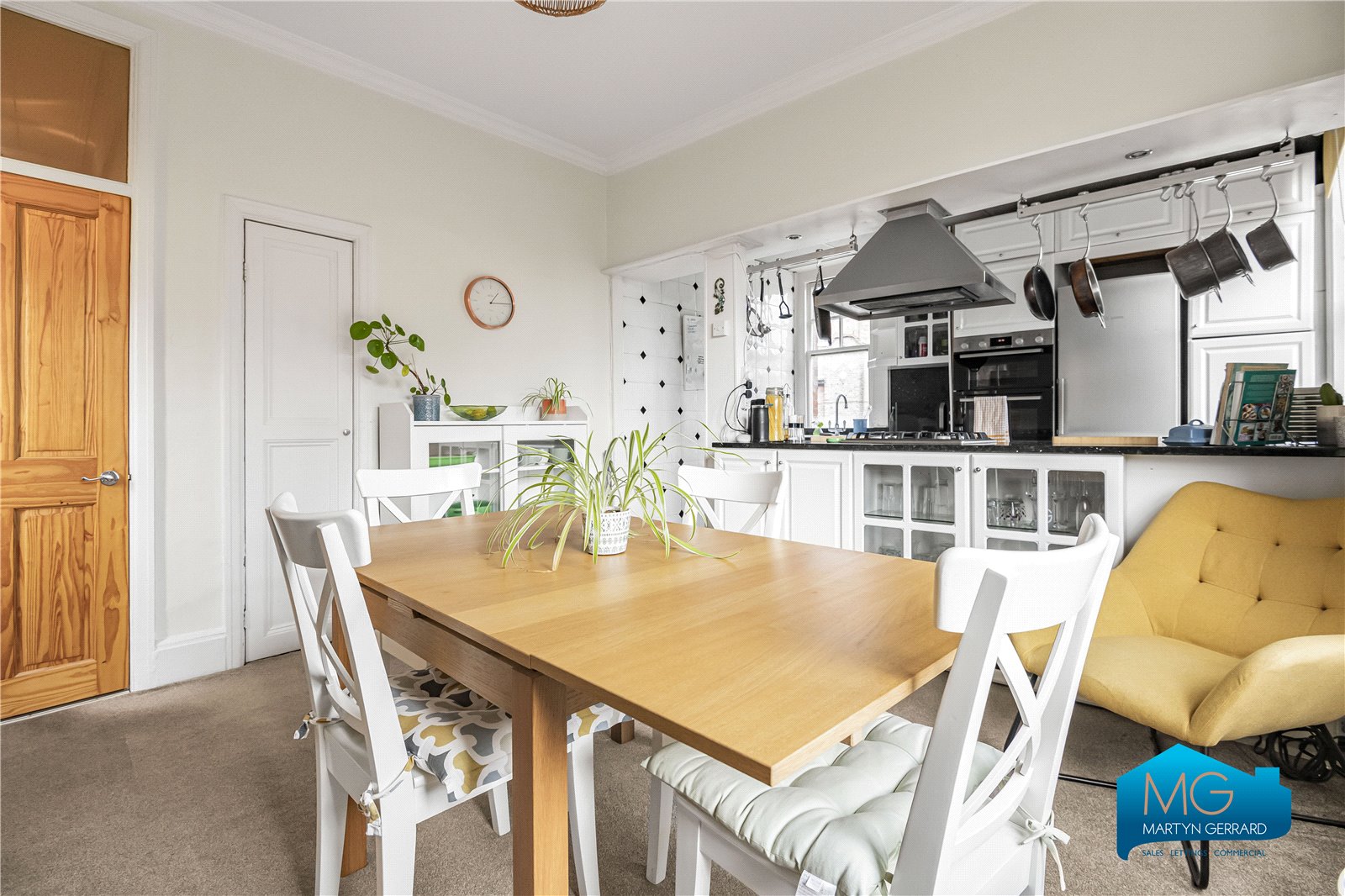 2 bedroom Apartment to rent - Martyn Gerrard