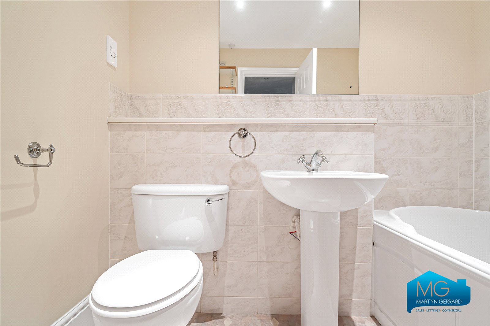 3 bedroom Semi-Detached House to rent - Martyn Gerrard
