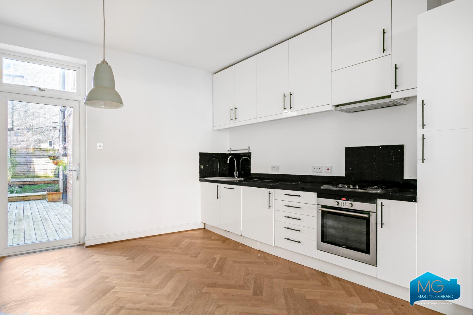 2 bedroom Ground Floor Flat to rent - Martyn Gerrard