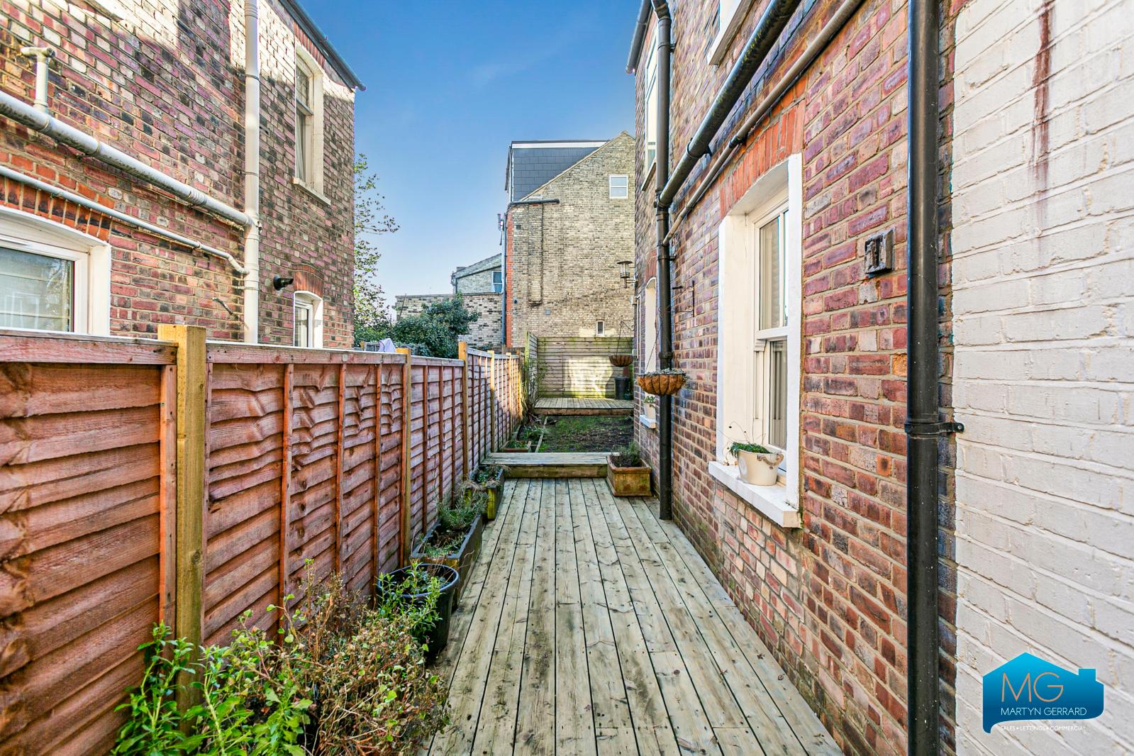 2 bedroom Ground Floor Flat to rent - Martyn Gerrard