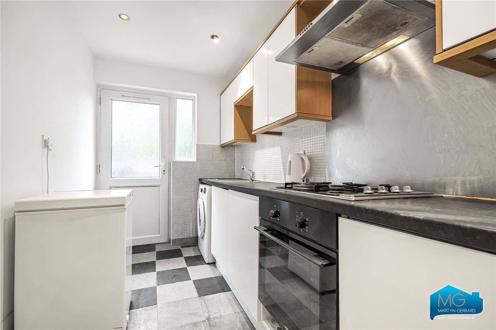 2 bedroom Ground Floor Flat to rent - Martyn Gerrard