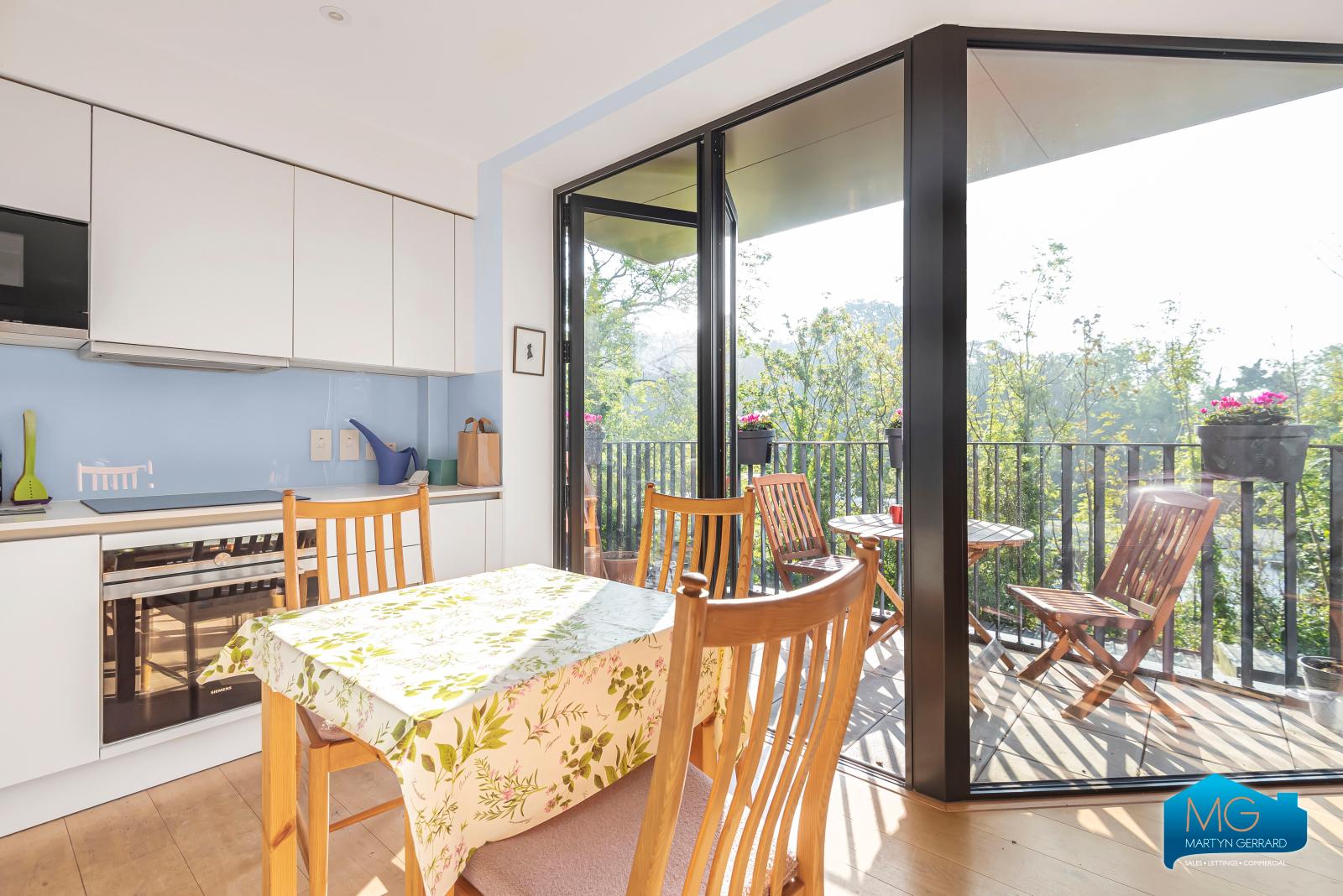 2 bedroom Apartment to rent - Martyn Gerrard