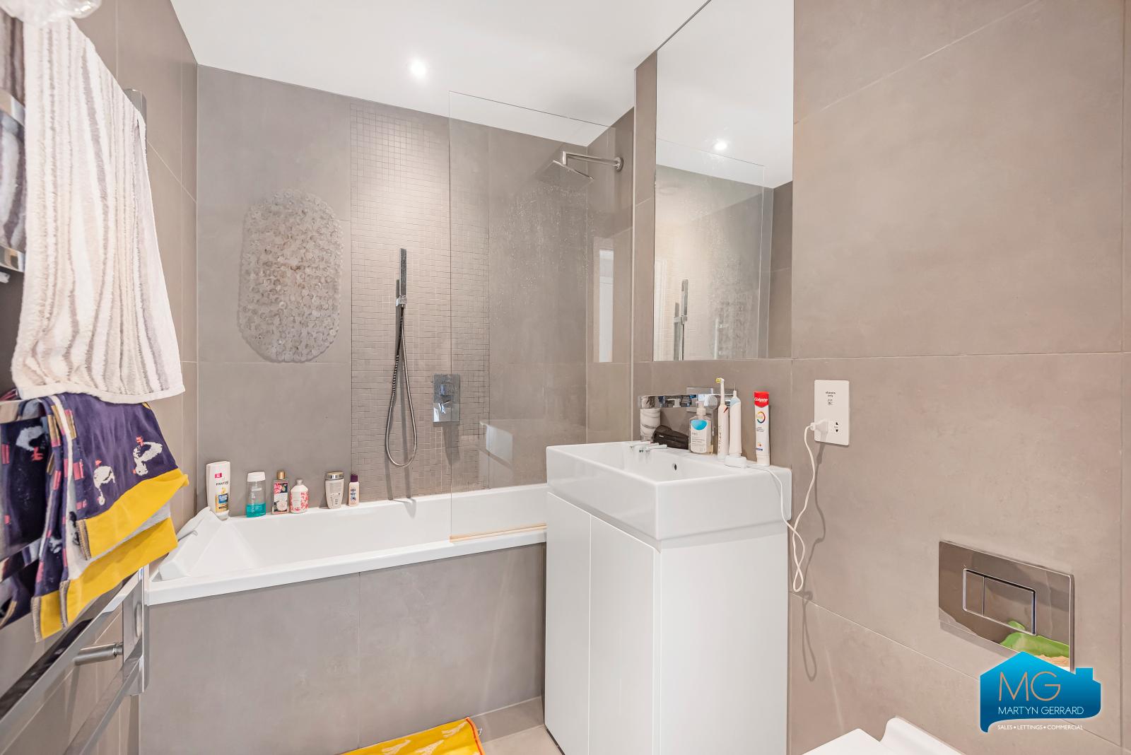 2 bedroom Apartment to rent - Martyn Gerrard
