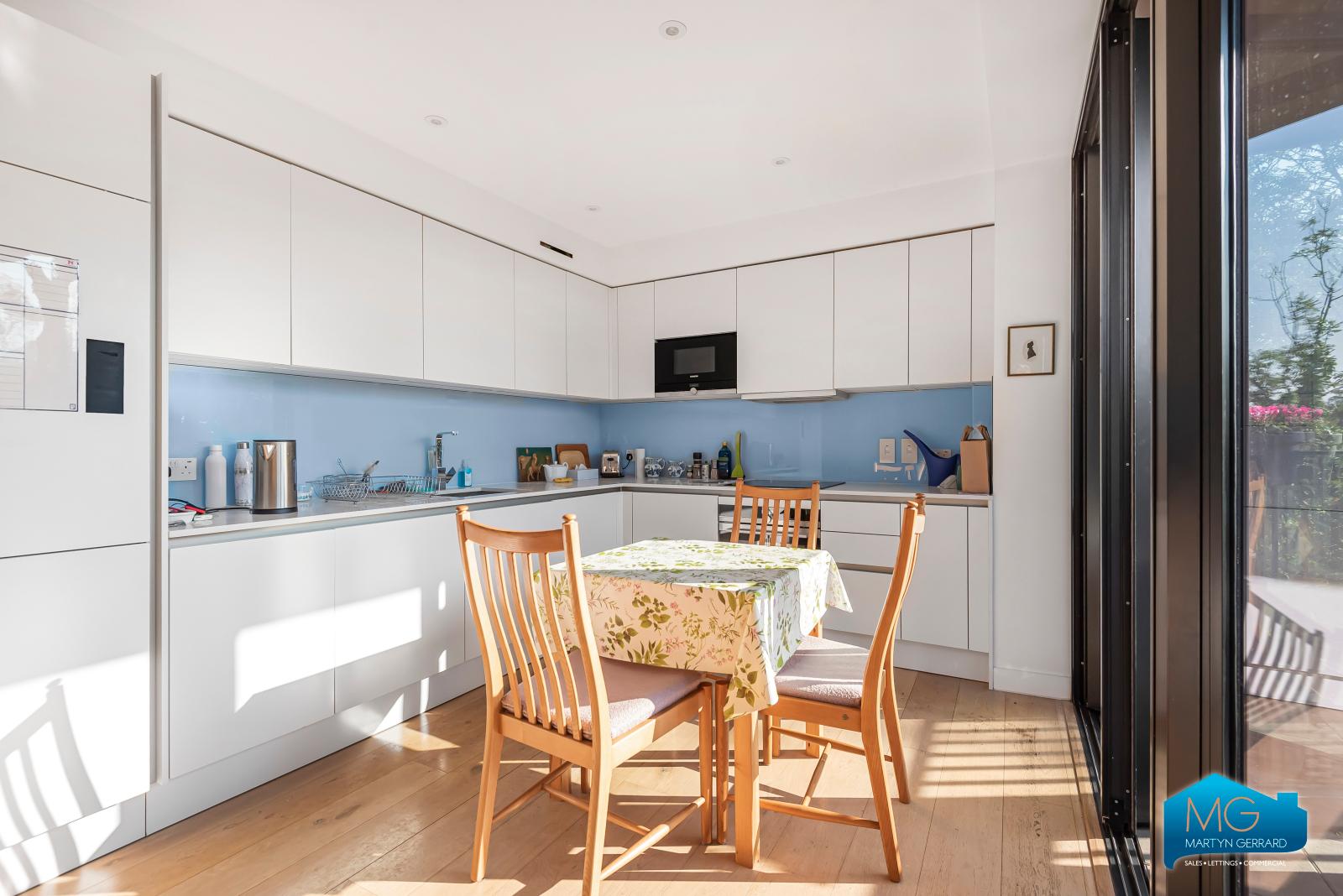 2 bedroom Apartment to rent - Martyn Gerrard