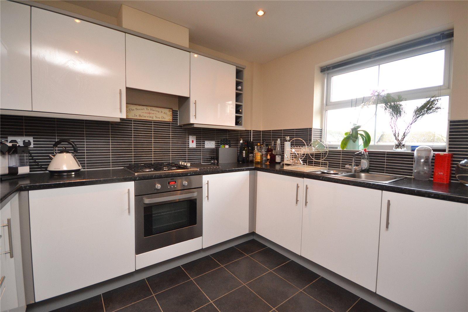 2 bedroom Property to rent + ' - Martyn Gerrard