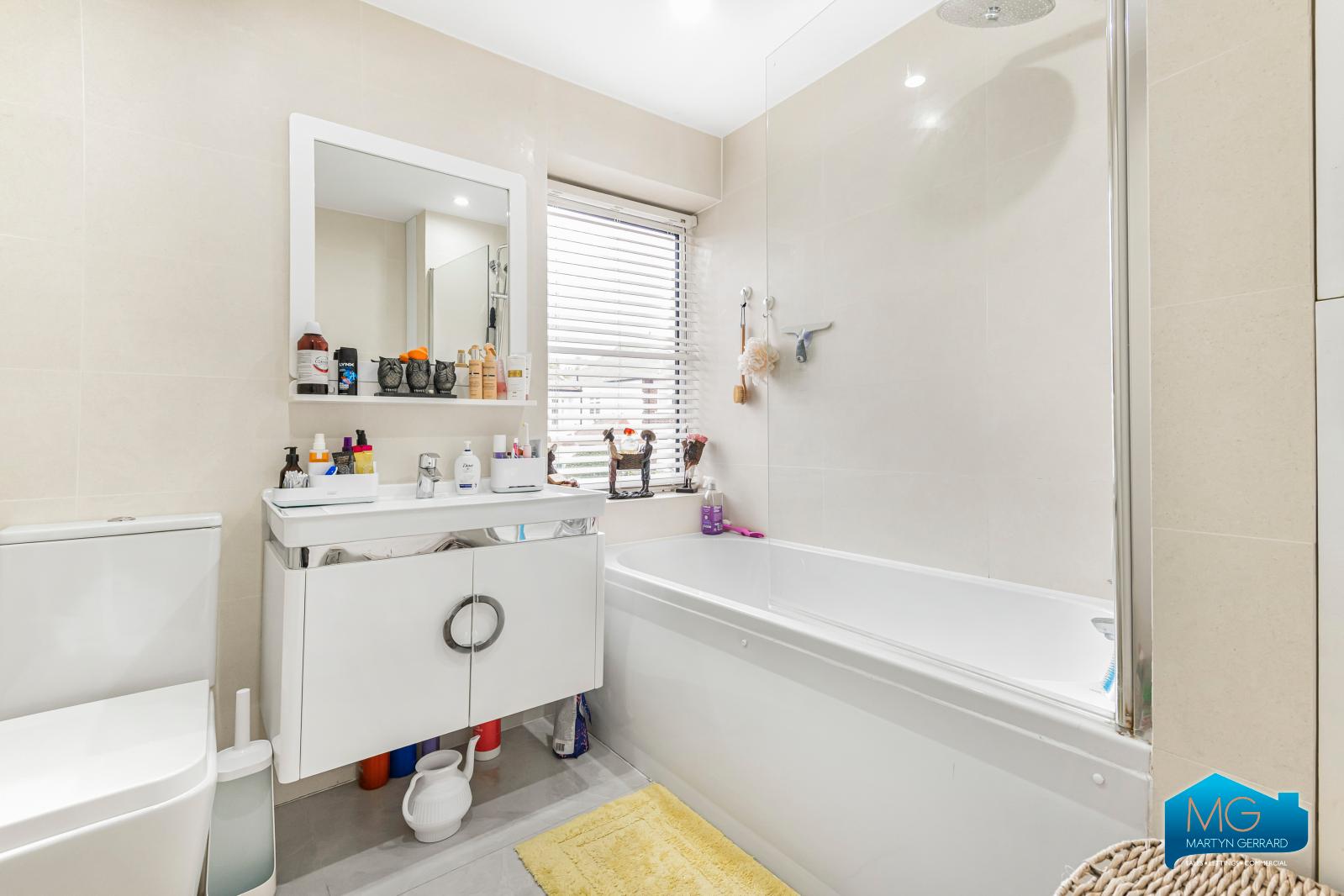 4 bedroom Detached House to rent - Martyn Gerrard