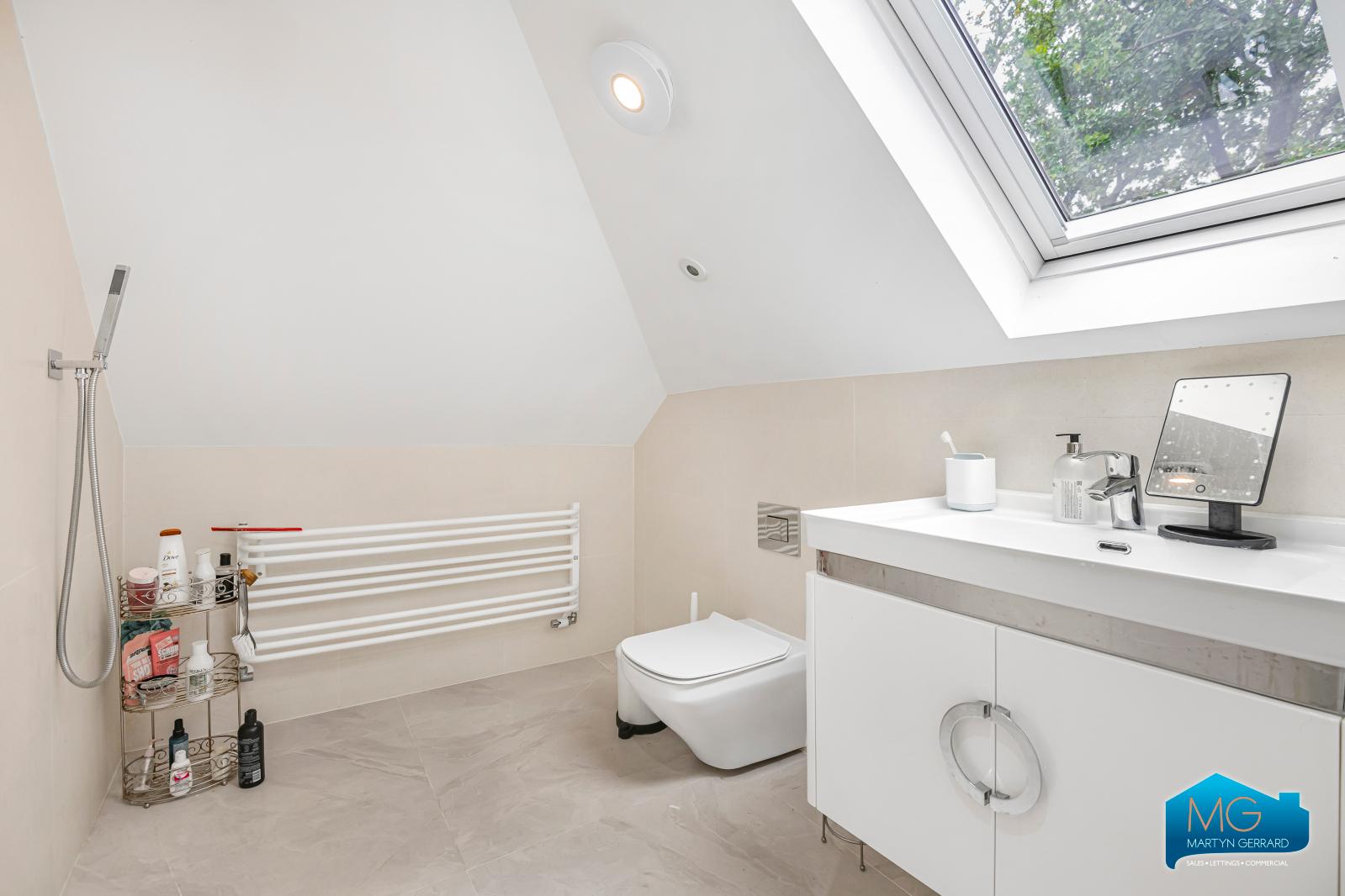 4 bedroom Detached House to rent - Martyn Gerrard