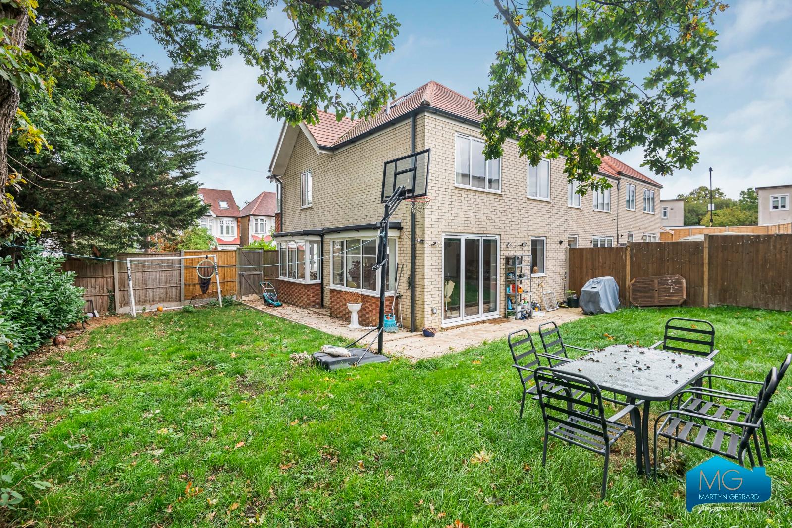 4 bedroom Detached House to rent - Martyn Gerrard