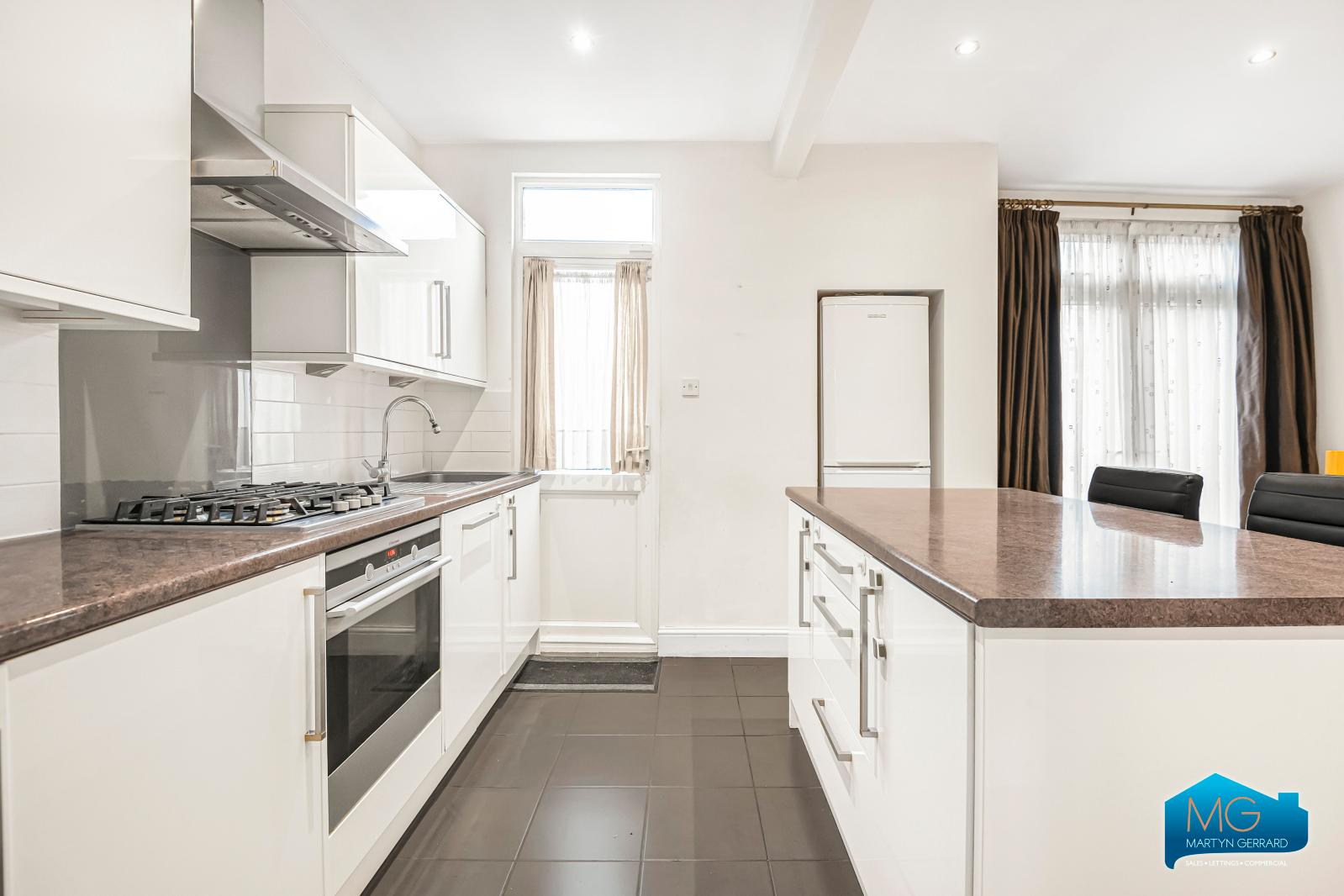 3 bedroom End of Terrace House to rent - Martyn Gerrard