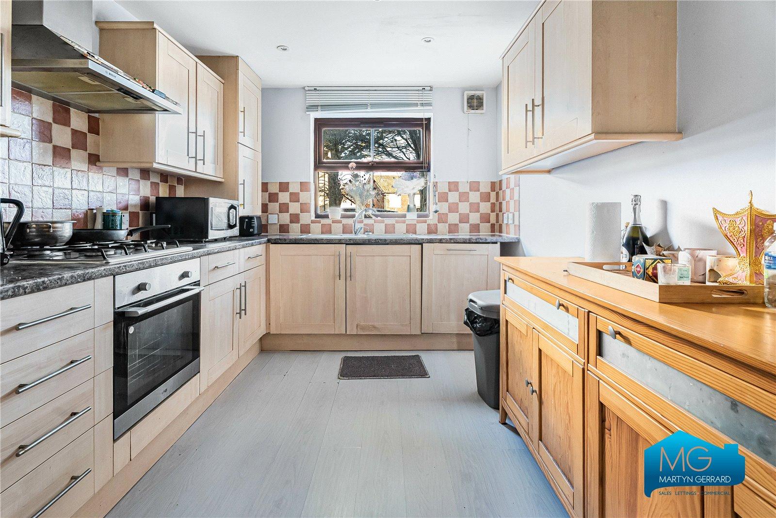 2 bedroom Ground Floor Flat to rent - Martyn Gerrard
