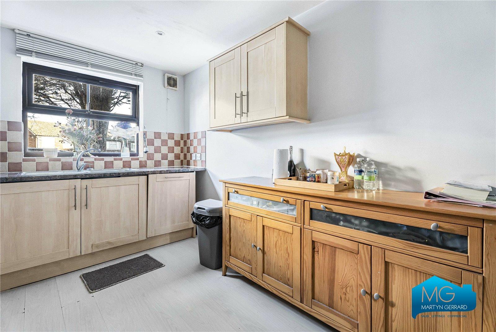 2 bedroom Ground Floor Flat to rent - Martyn Gerrard