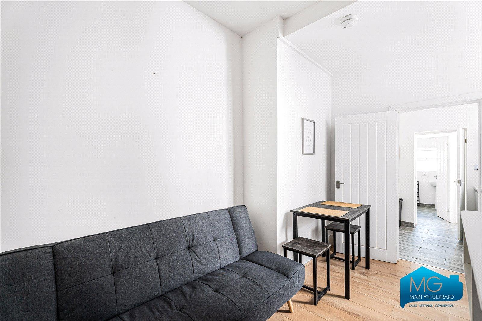 2 bedroom Apartment to rent - Martyn Gerrard