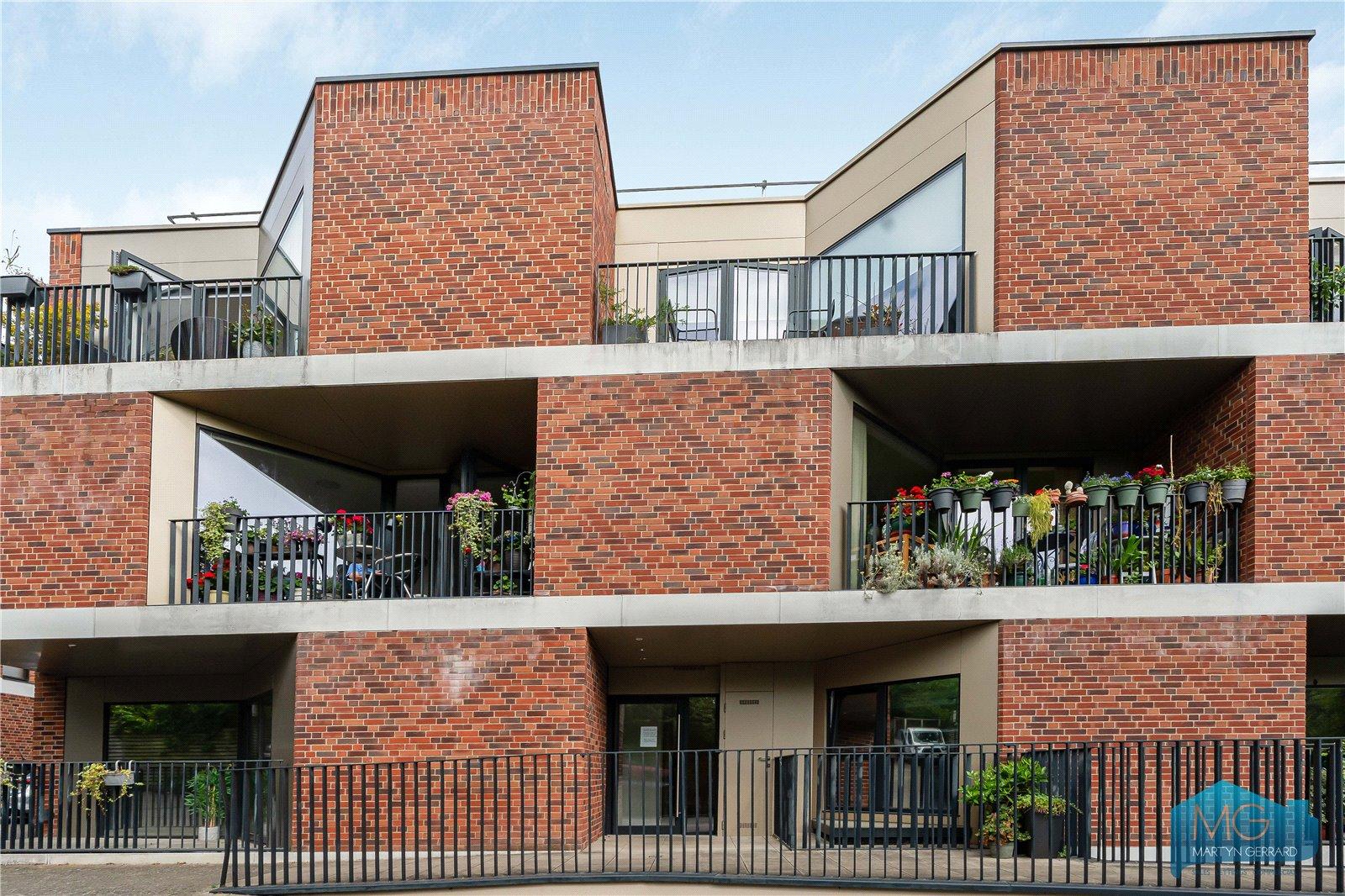 2 bedroom Property for sale - Martyn Gerrard