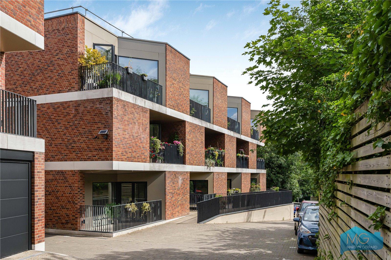 2 bedroom Property for sale - Martyn Gerrard