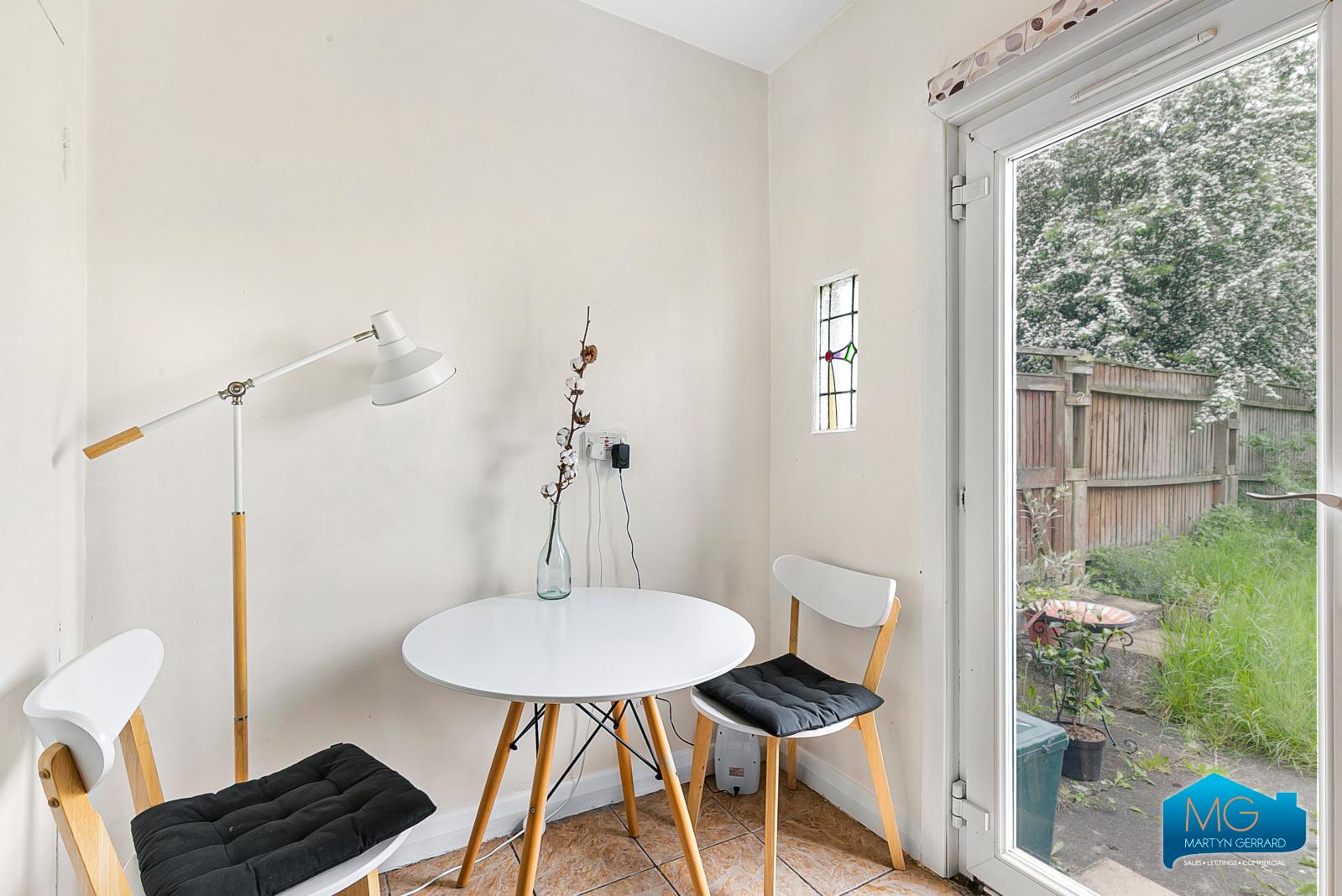 2 bedroom Semi-Detached House to rent - Martyn Gerrard