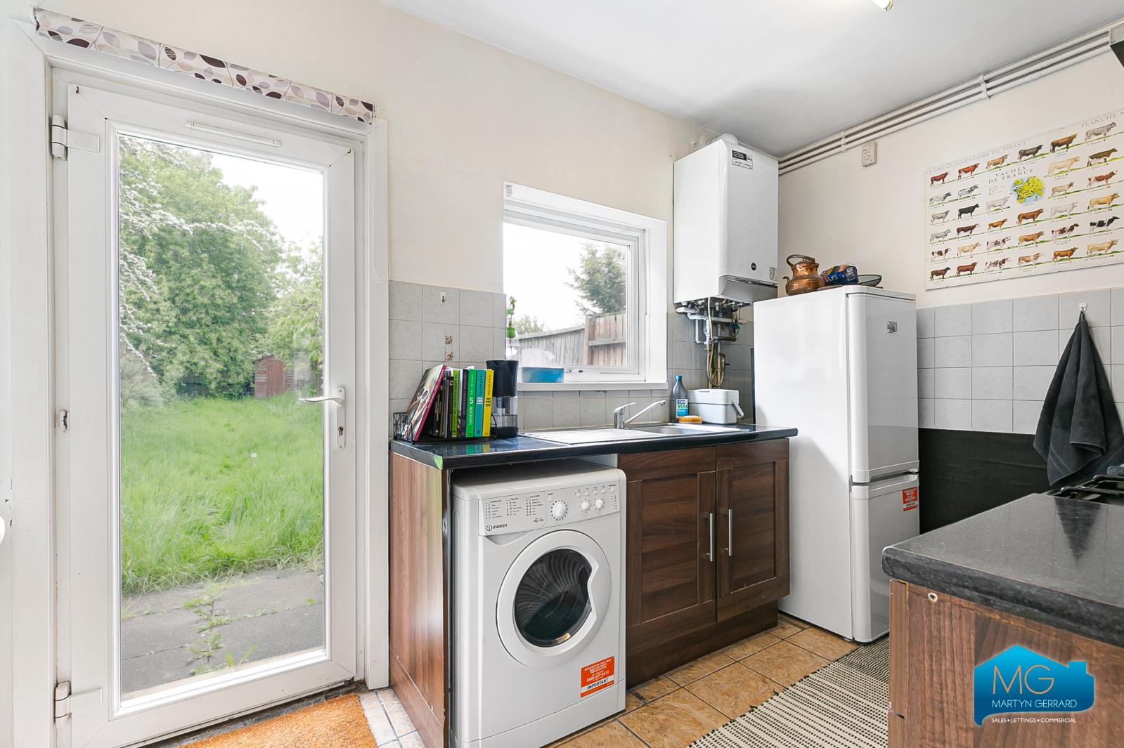 2 bedroom Semi-Detached House to rent - Martyn Gerrard