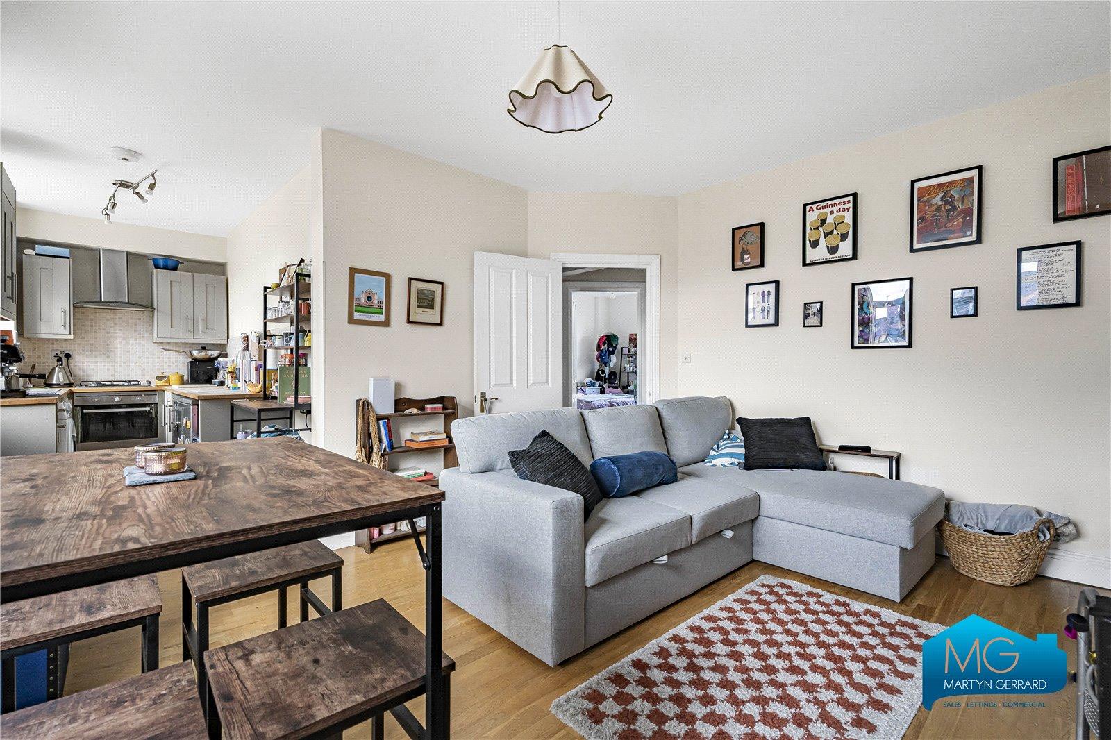 2 bedroom Apartment to rent - Martyn Gerrard