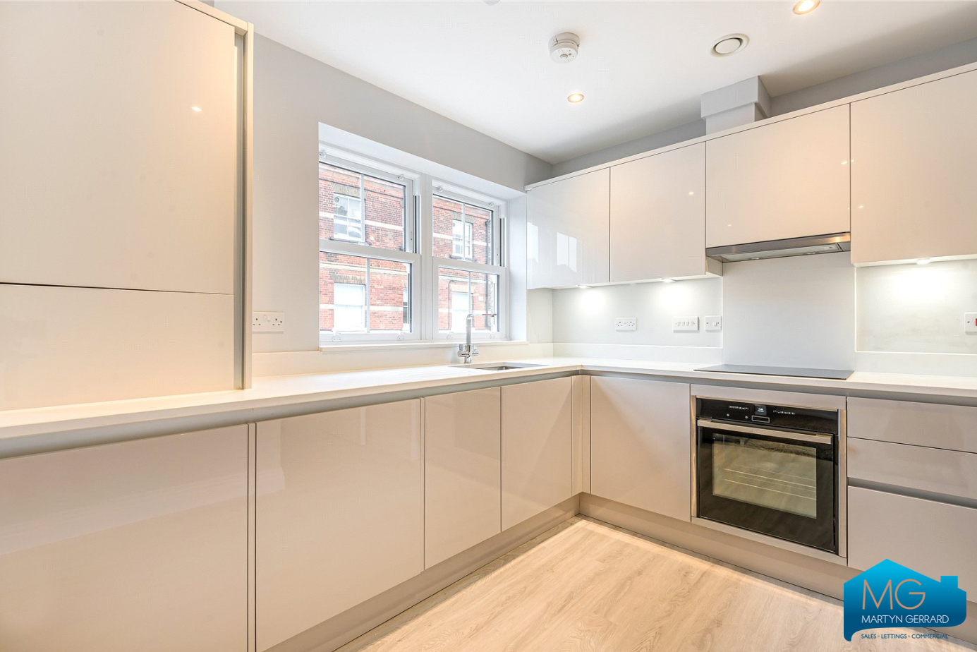2 bedroom Apartment to rent - Martyn Gerrard
