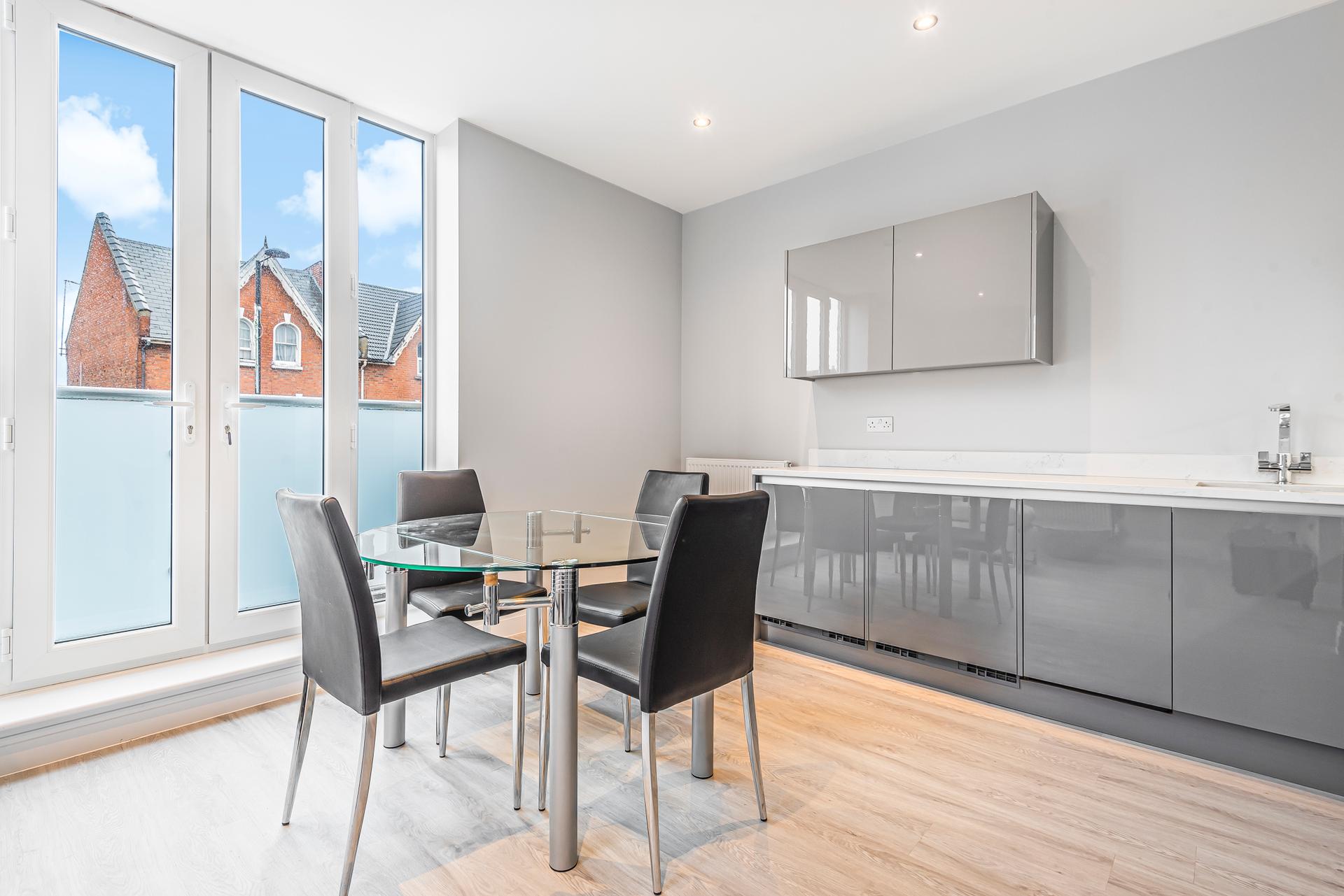 2 bedroom Apartment to rent - Martyn Gerrard