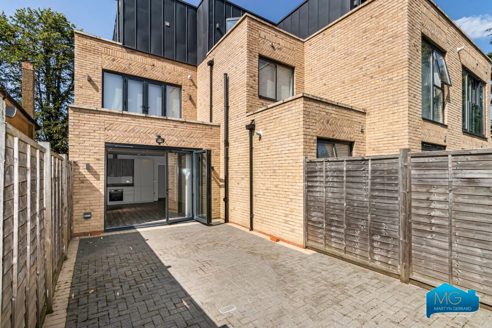 3 bedroom Ground Floor Flat to rent - Martyn Gerrard