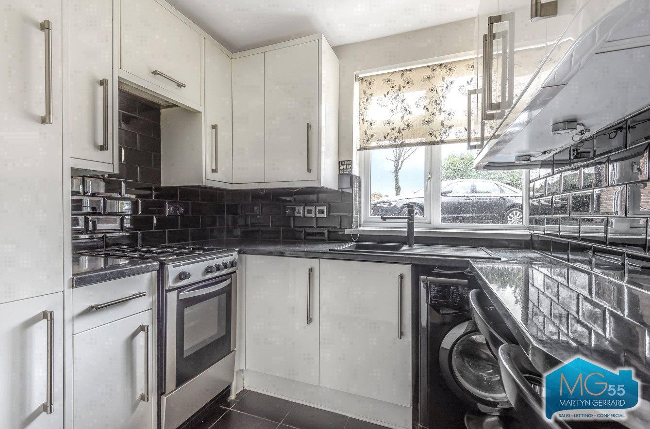 2 bedroom Ground Floor Flat to rent - Martyn Gerrard