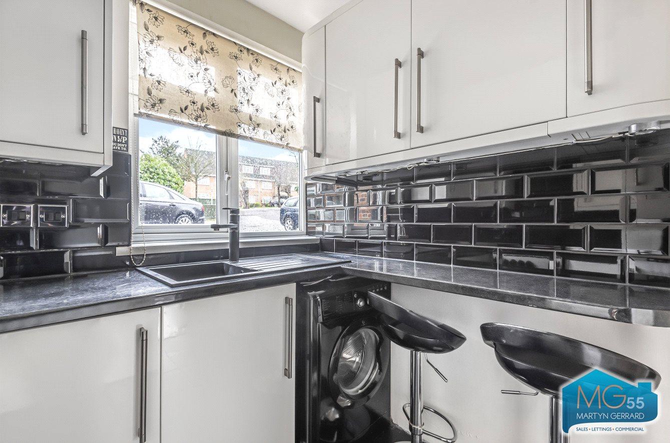 2 bedroom Ground Floor Flat to rent - Martyn Gerrard