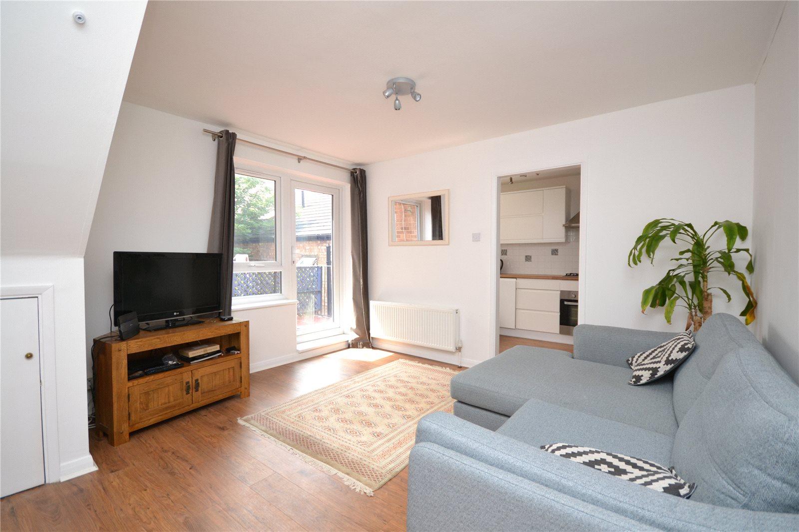 2 bedroom Apartment to rent - Martyn Gerrard