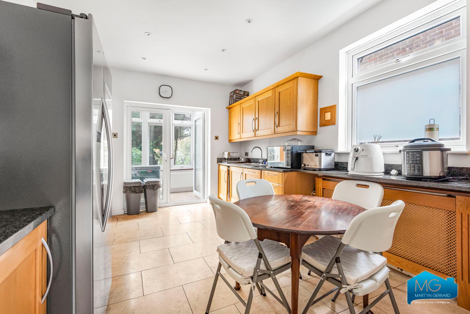 4 bedroom Semi-Detached House to rent - Martyn Gerrard