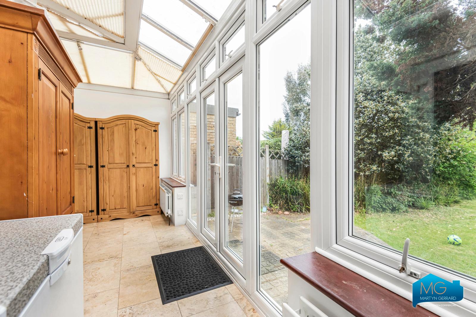 4 bedroom Semi-Detached House to rent - Martyn Gerrard