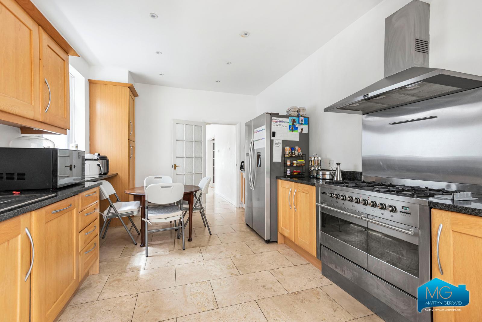 4 bedroom Semi-Detached House to rent - Martyn Gerrard