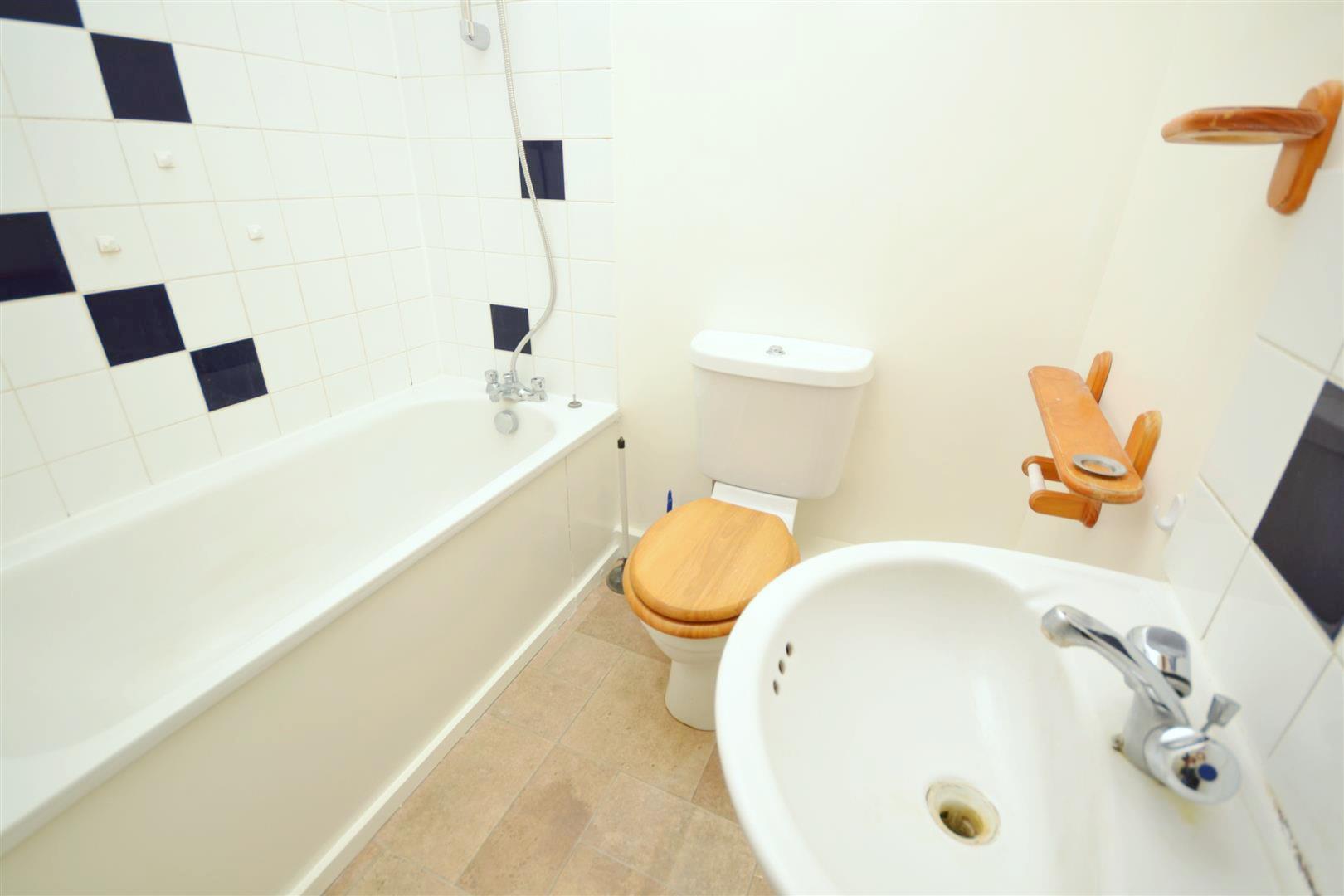 2 bedroom Apartment to rent - Martyn Gerrard