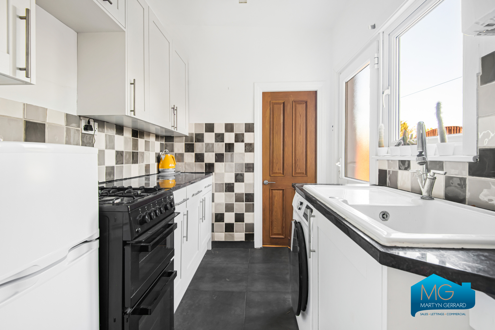 2 bedroom Ground Floor Flat to rent - Martyn Gerrard