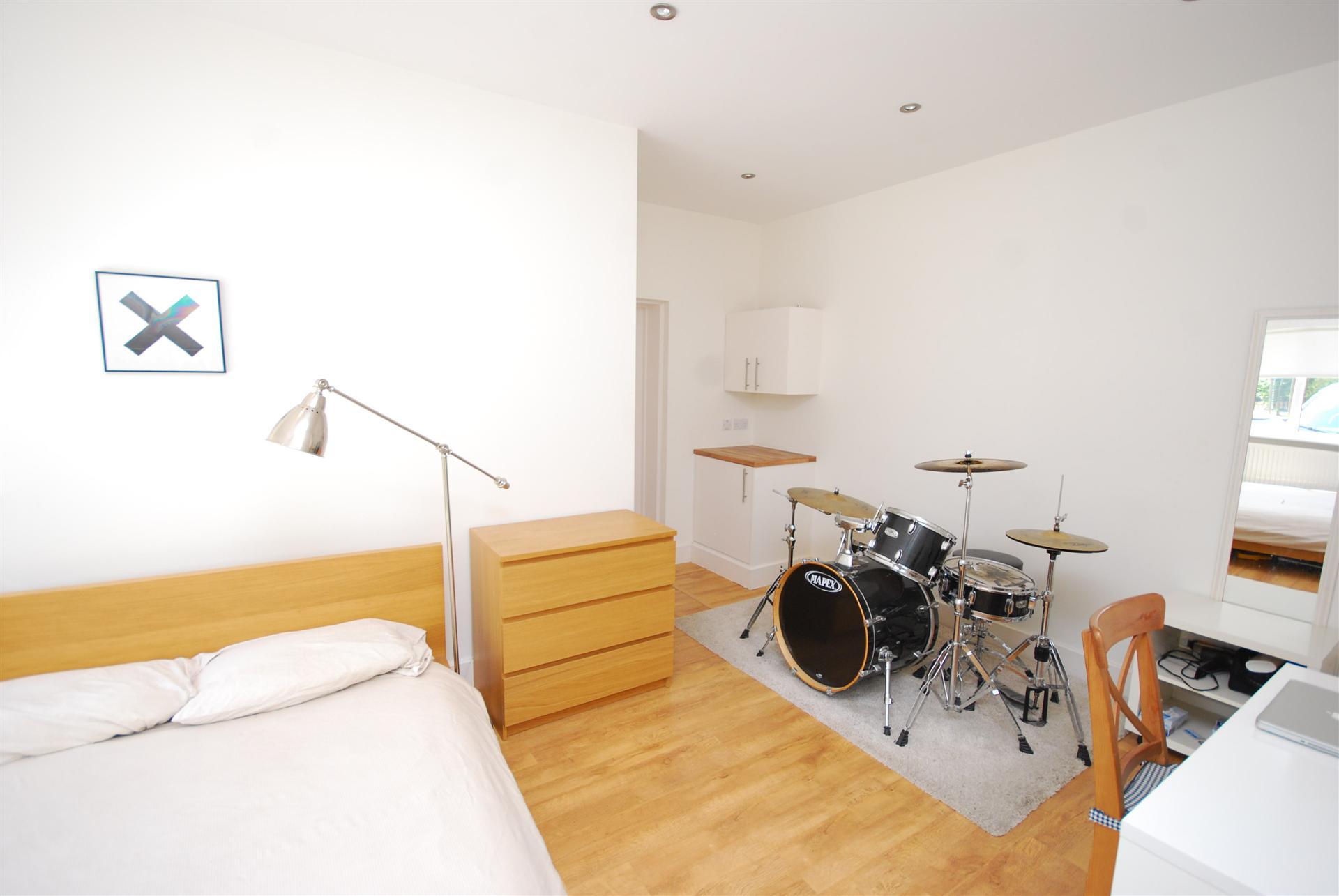 4 bedroom Semi-Detached House to rent - Martyn Gerrard