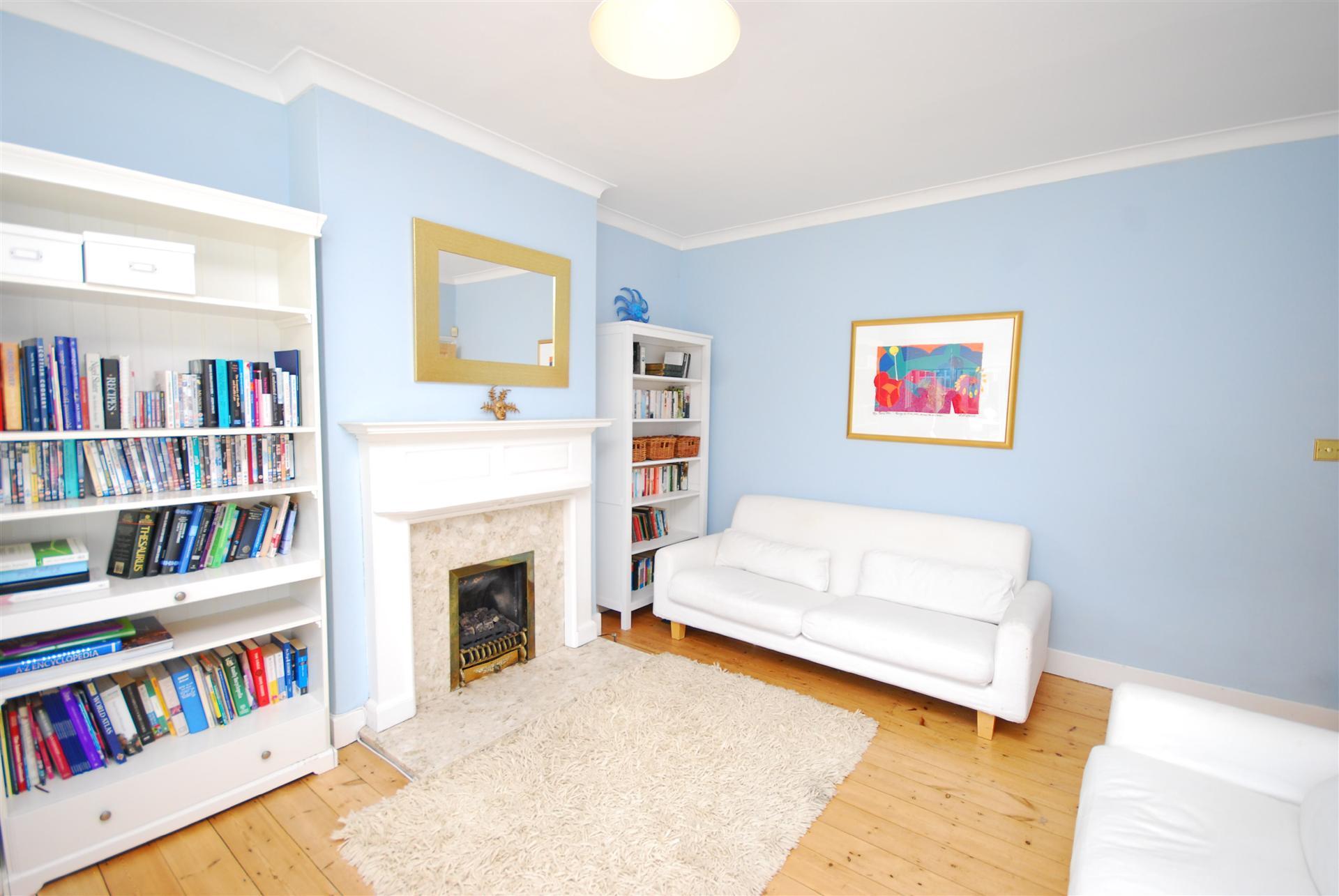 4 bedroom Semi-Detached House to rent - Martyn Gerrard