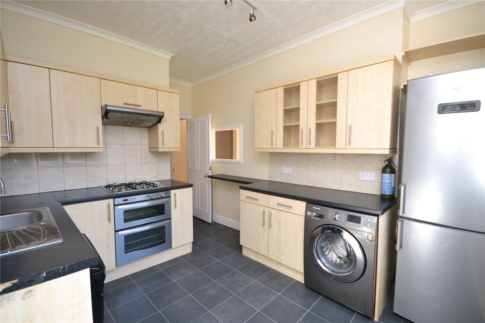 4 bedroom Semi-Detached House to rent - Martyn Gerrard