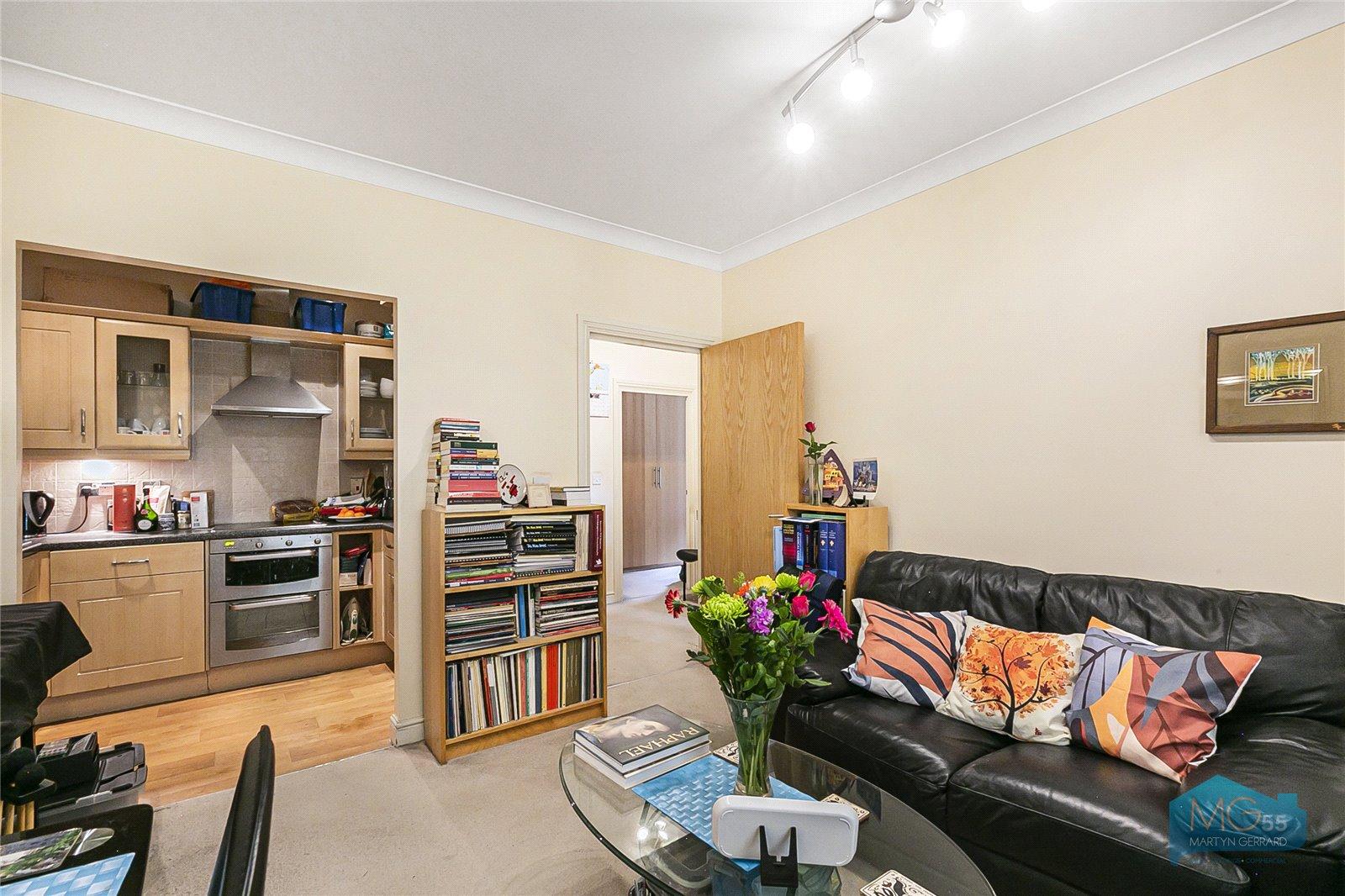 2 bedroom Ground Floor Flat to rent - Martyn Gerrard