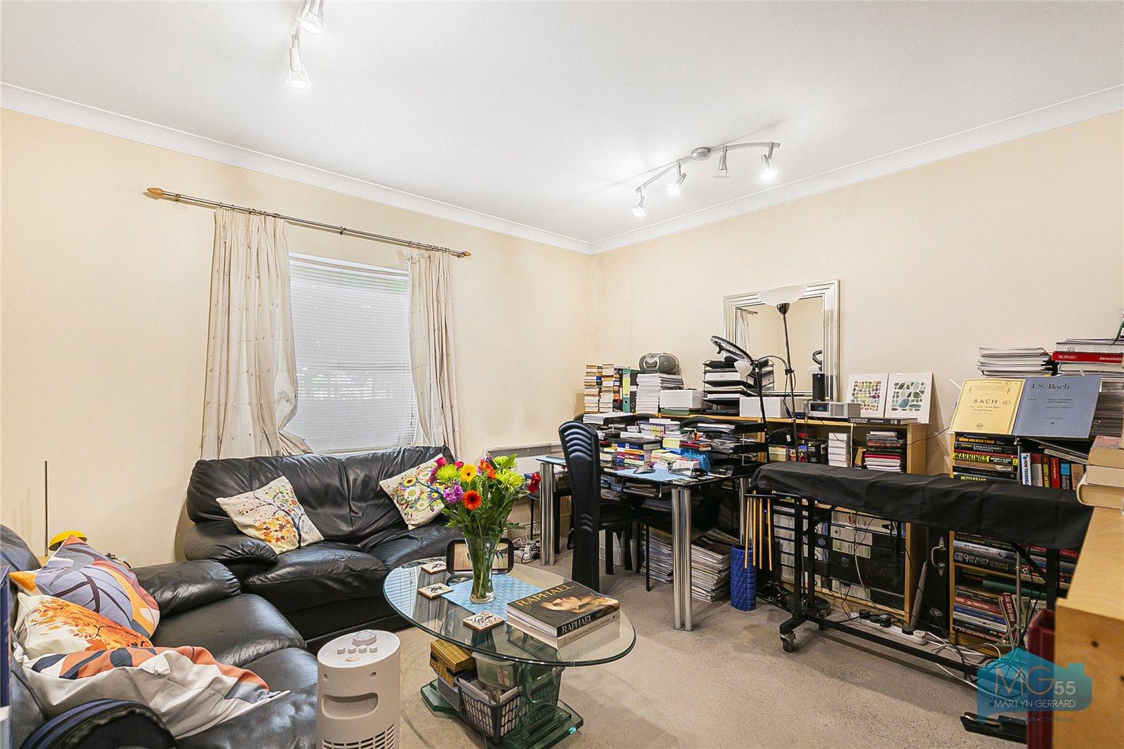 2 bedroom Ground Floor Flat to rent - Martyn Gerrard