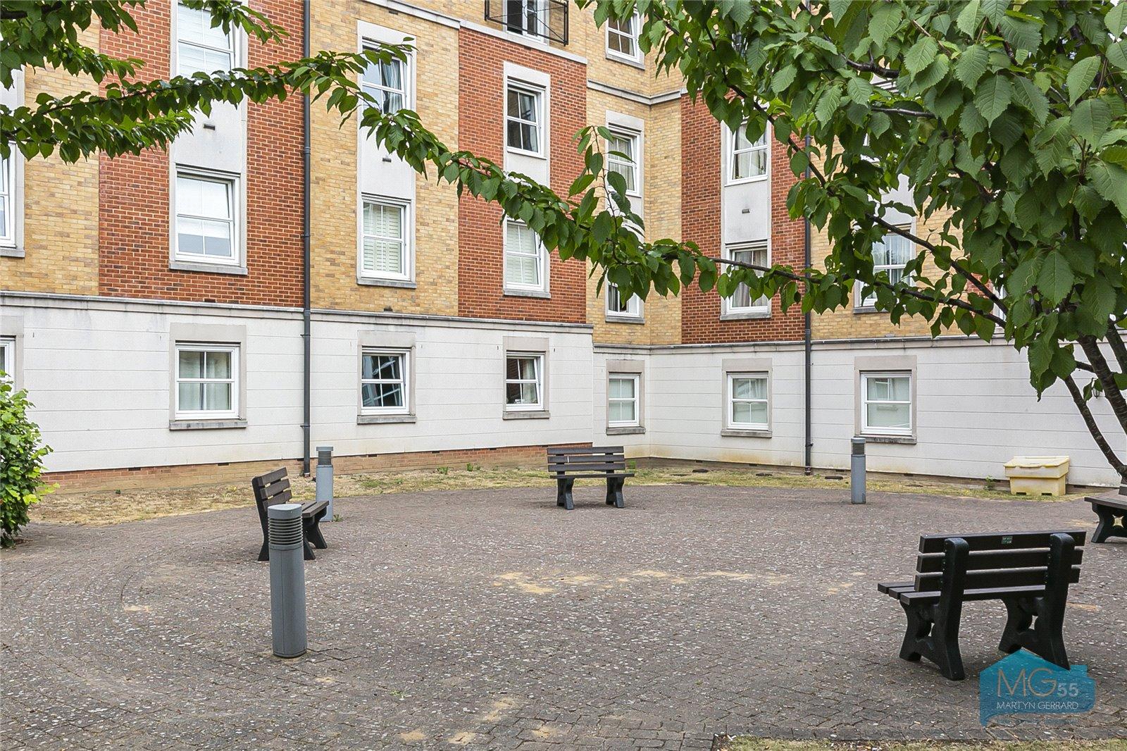 2 bedroom Ground Floor Flat to rent - Martyn Gerrard