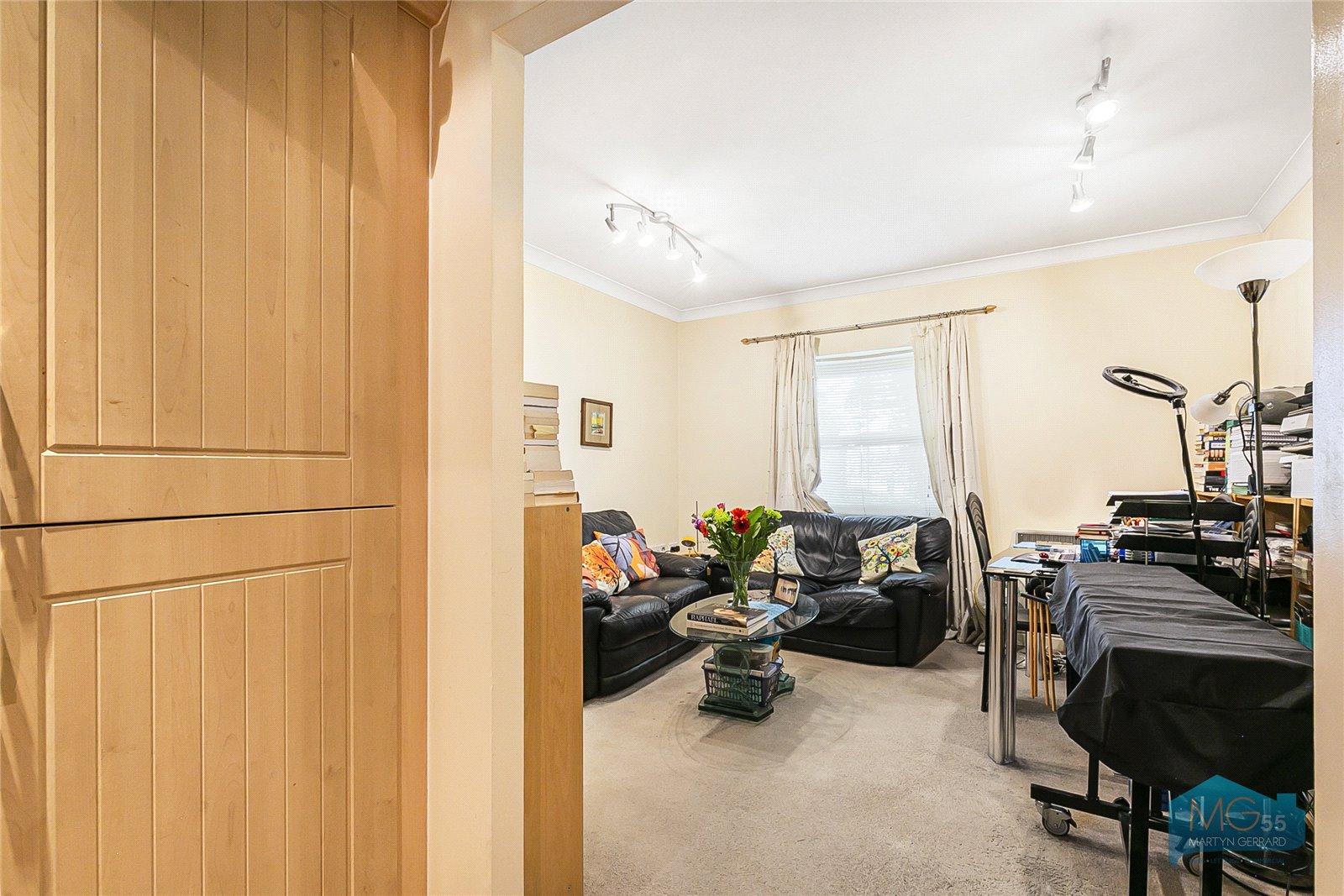 2 bedroom Ground Floor Flat to rent - Martyn Gerrard