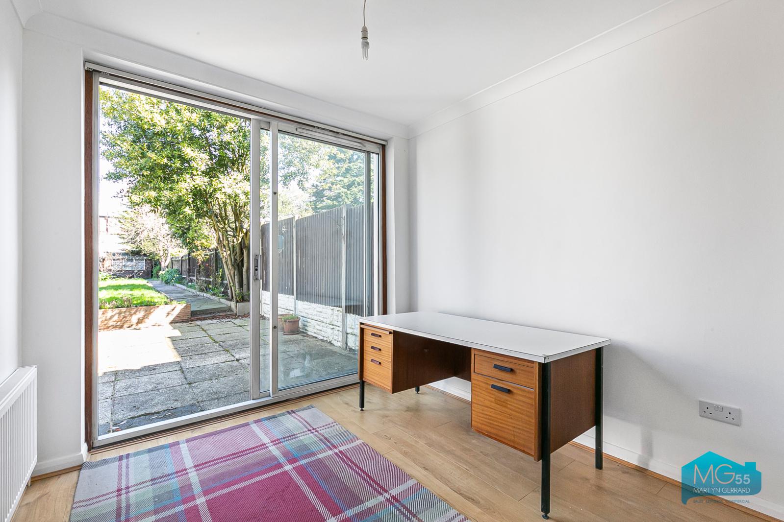 4 bedroom Semi-Detached House to rent - Martyn Gerrard