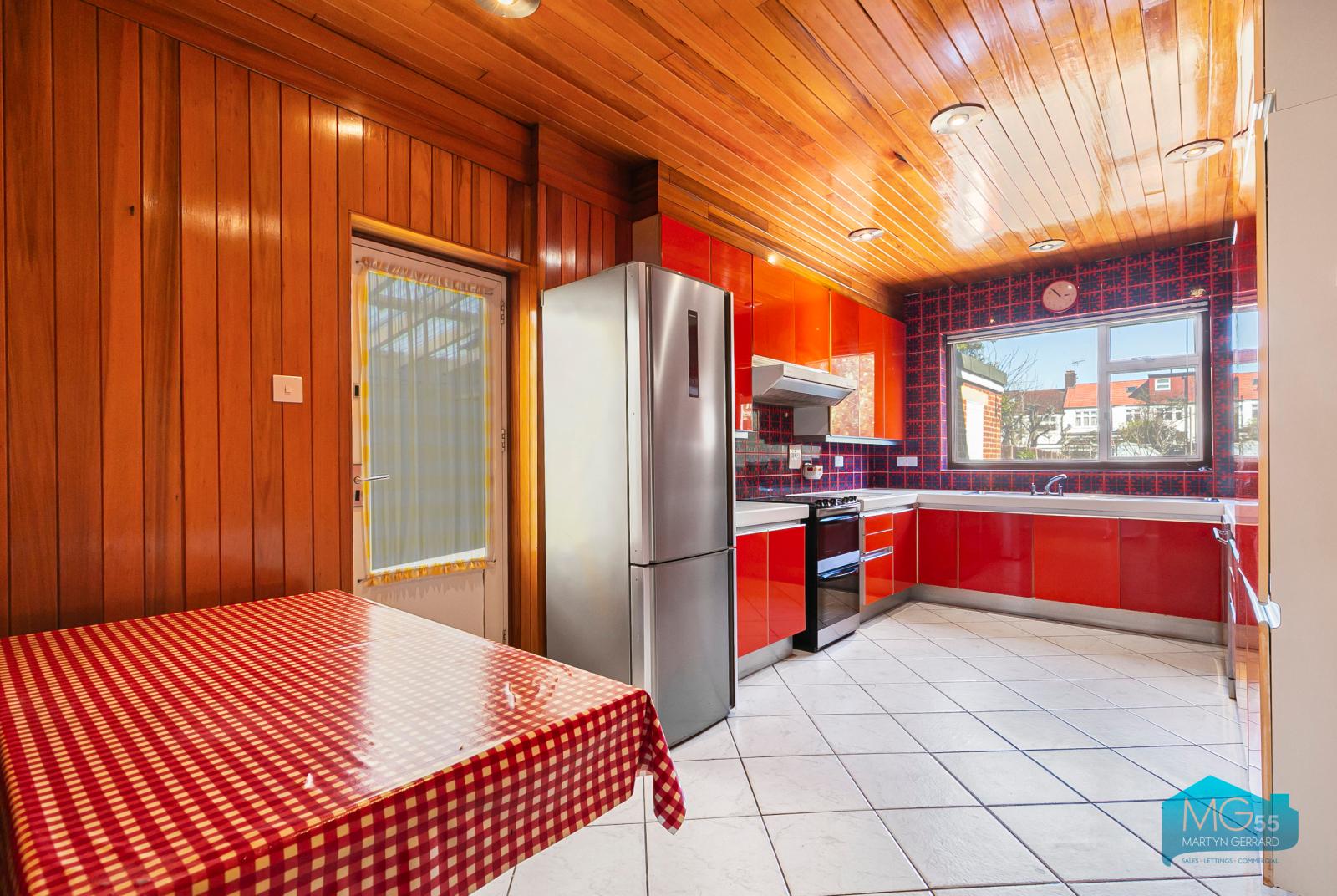 4 bedroom Semi-Detached House to rent - Martyn Gerrard