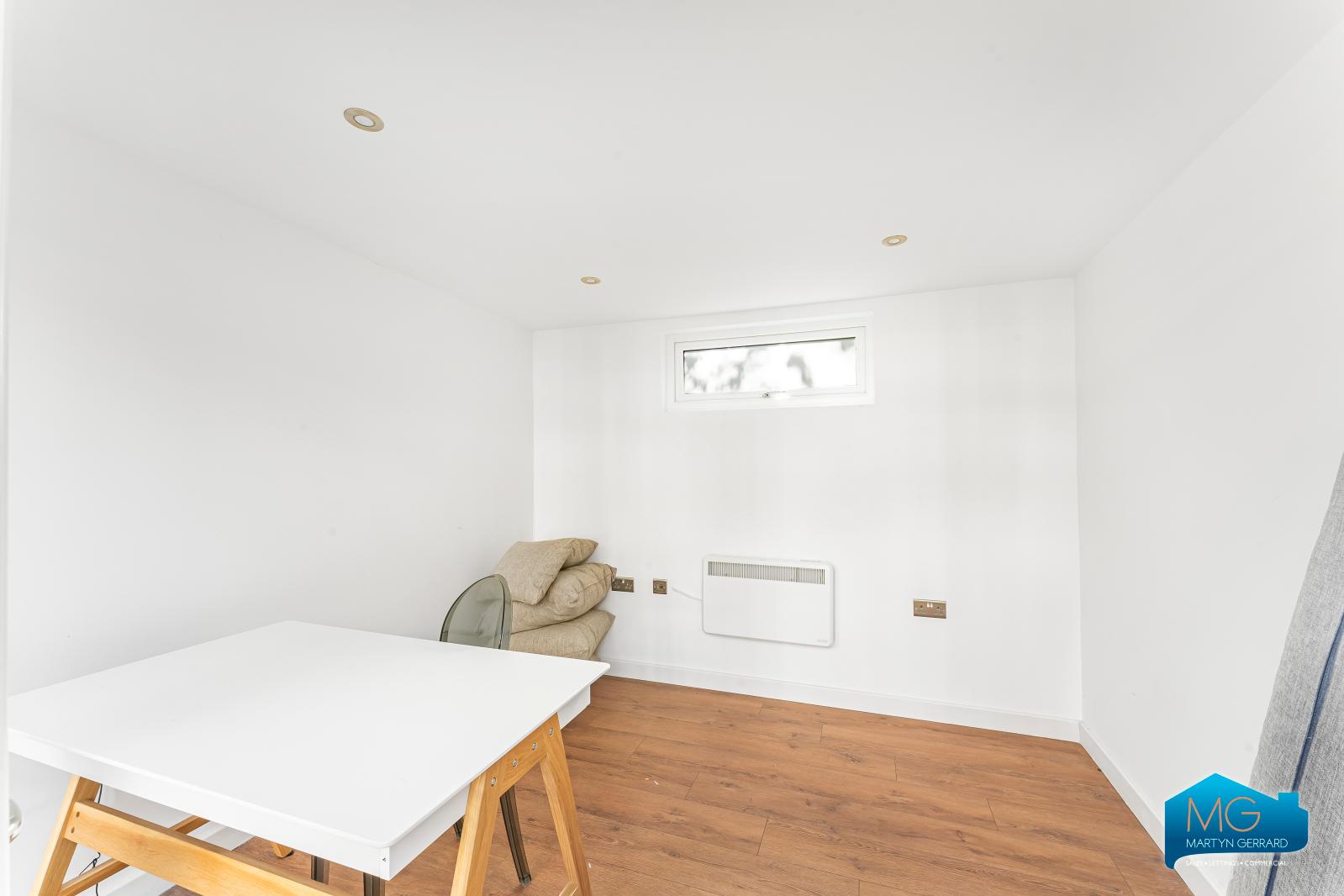 1 bedroom Ground Floor Flat to rent - Martyn Gerrard