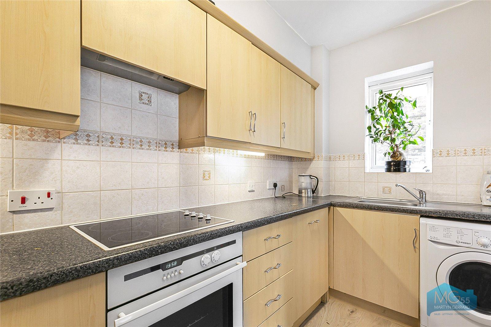 2 bedroom Ground Floor Flat to rent - Martyn Gerrard