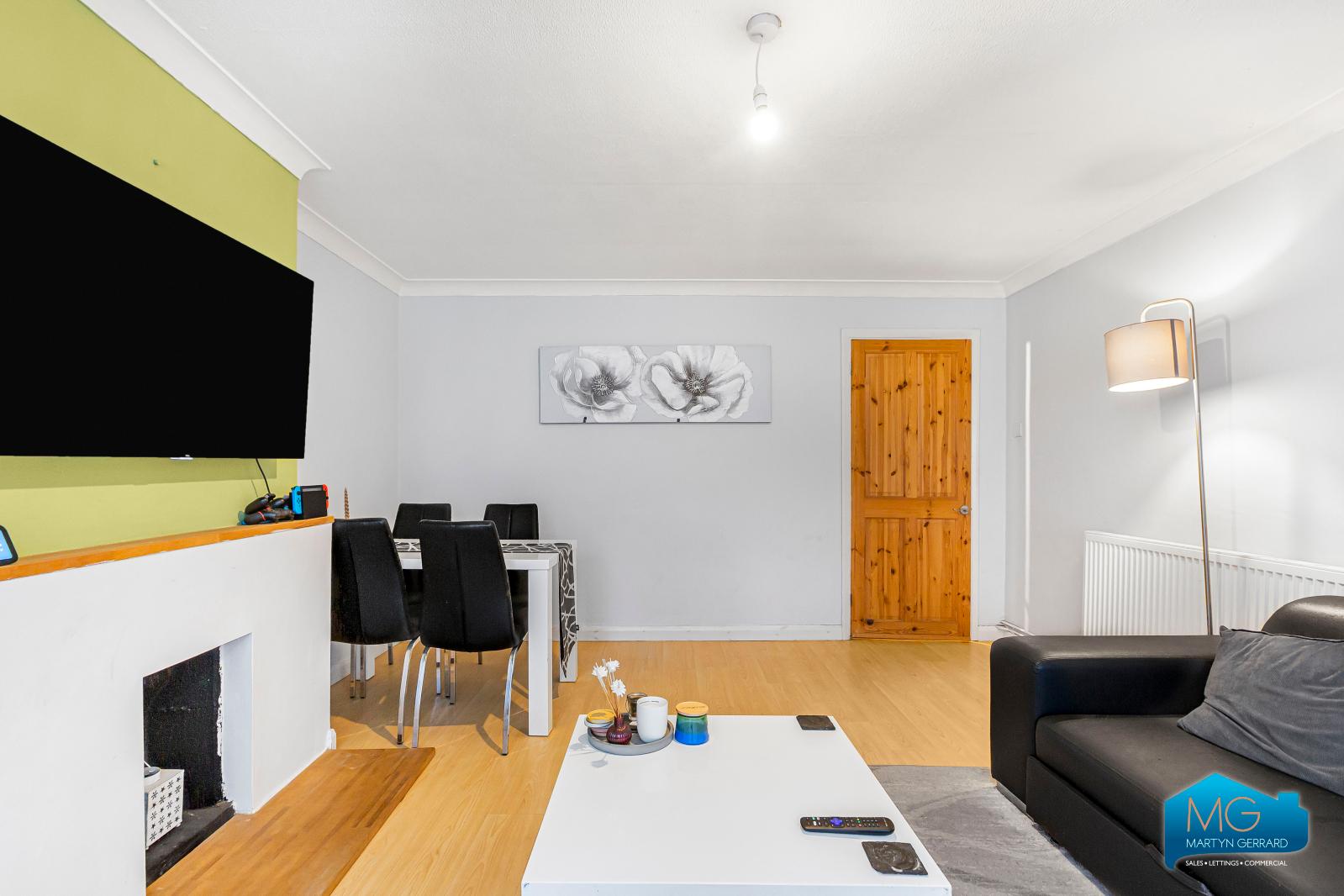 2 bedroom Ground Floor Flat to rent - Martyn Gerrard