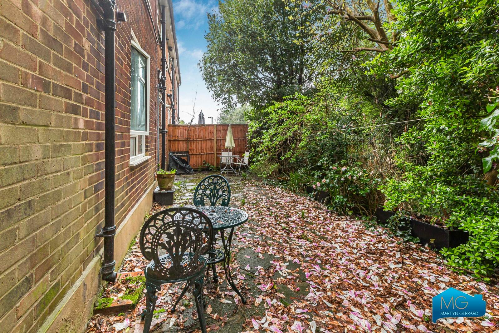 2 bedroom Ground Floor Flat to rent - Martyn Gerrard