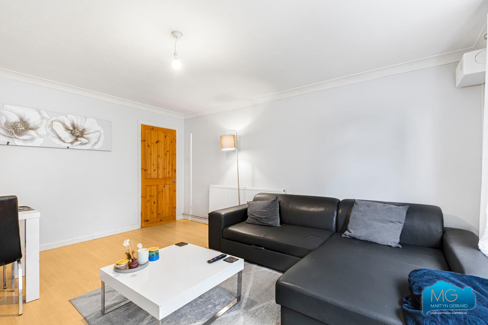 2 bedroom Ground Floor Flat to rent - Martyn Gerrard