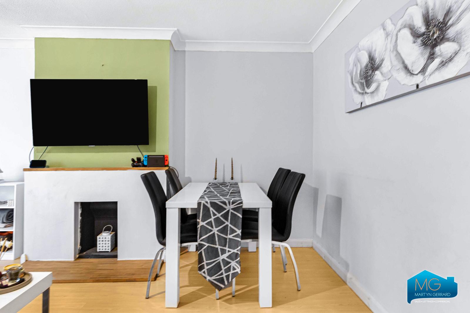 2 bedroom Ground Floor Flat to rent - Martyn Gerrard