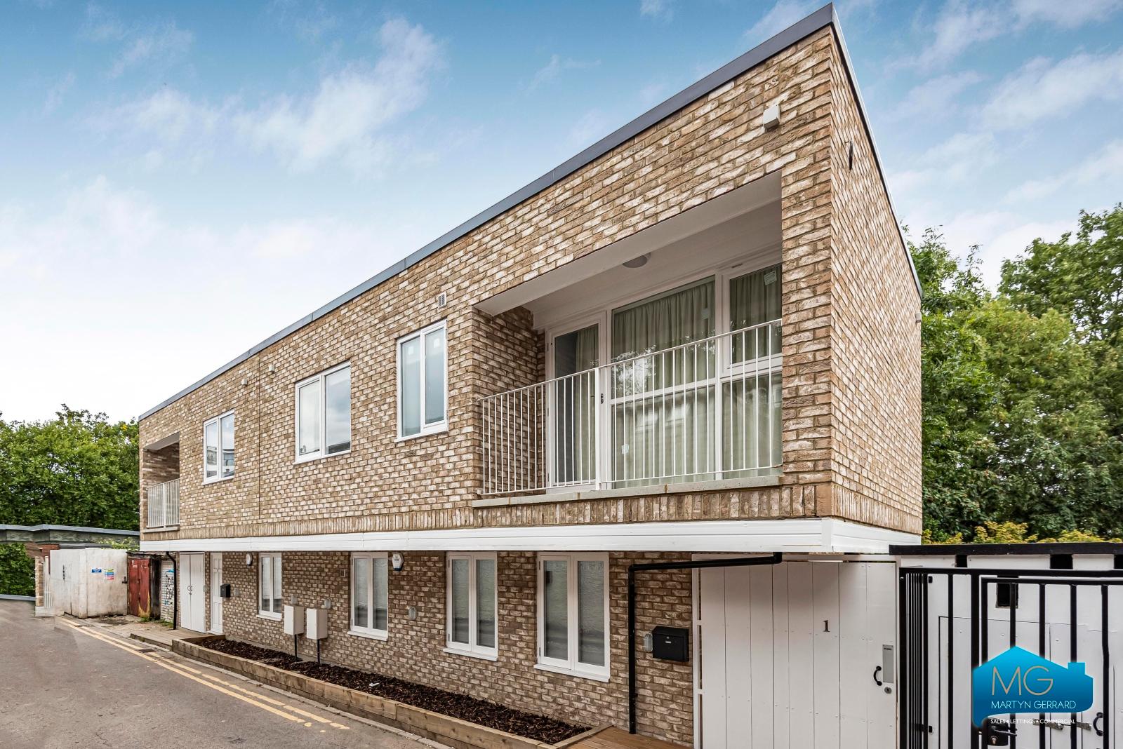 2 bedroom Semi-Detached House to rent - Martyn Gerrard